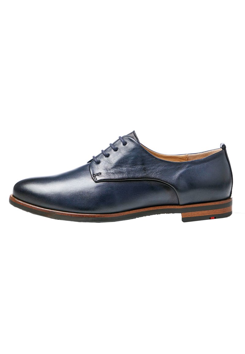 Scarpa da uomo in pelle di colore blu navy, con punta rotonda, design a cinque occhielli e dettagli di cucitura sottili. Presenta una soletta in legno e una suola in gomma.
