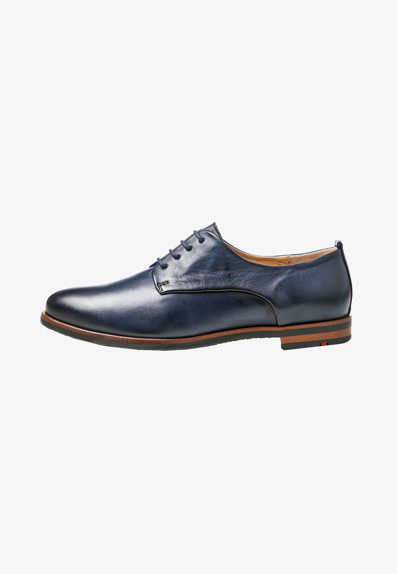 Scarpa da uomo in pelle di colore blu navy, con punta rotonda, design a cinque occhielli e dettagli di cucitura sottili. Presenta una soletta in legno e una suola in gomma.