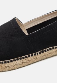 Espadrilles in tela nera con suola in juta intrecciata, dotate di punta tonda e design semplice, senza decorazioni, e vestibilità sicura.