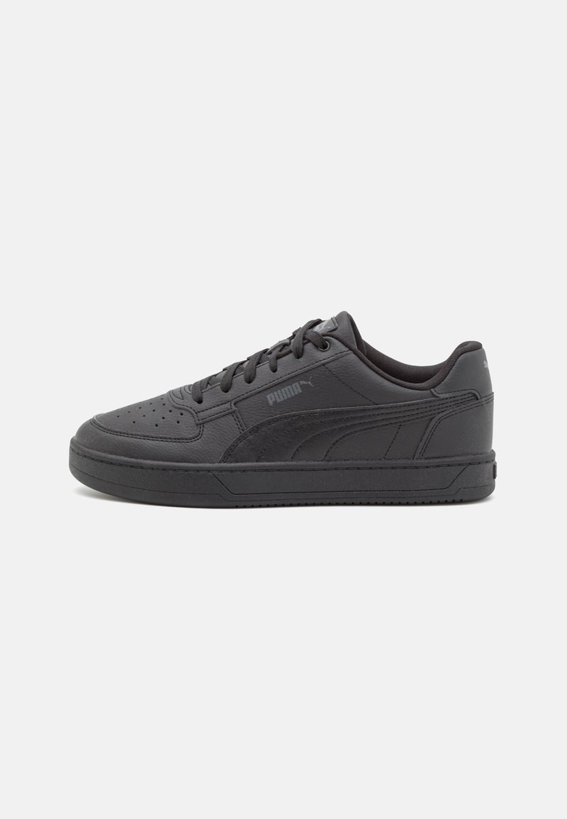 Schwarze Sneaker aus glattem synthetischen Material mit runder Zehenform, flachen Schnürsenkeln und strukturiertem Gummisohle. Mit Logo an der Seite.