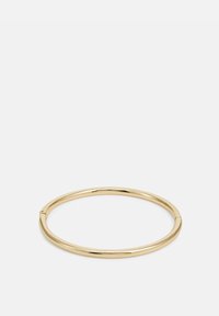 Bracelet en métal doré avec un profil lisse et arrondi, revêtu d'un éclat subtil, comportant une petite ouverture pour un enfilement facile.