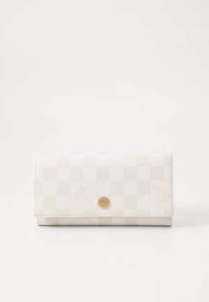 Vouwportemonnee in gestructureerd wit leer met een subtiel ruitpatroon, gouden knopsluiting en geperst logo-detail aan de voorkant.