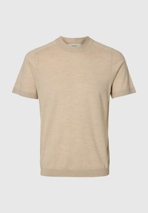 Béžový svetr s krátkým rukávem, kulatým výstřihem, žebrovanými manžetami a jemnou texturou. Hladká pletenina s rovnými lemy a minimálním zdobením.