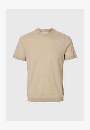 Bežs īsām piedurknēm svīters ar apaļu kakla izgriezumu, ribotām aprocēm un smalku tekstūru. Gluda adīta auduma ar taisnu apakšmalu un minimālistisku detaļu.