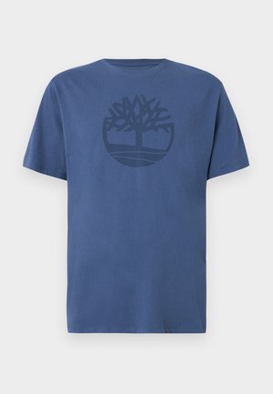 Niebieski bawełniany t-shirt z krótkimi rękawami, z dużym ciemnoniebieskim logo drzewa na środku klatki piersiowej, okrągłym dekoltem i klasycznym krojem.