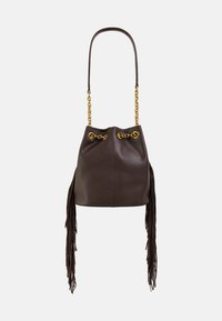 Braune Ledertasche im Beuteldesign mit Fransen, goldener Kette und Ledergriff, geschnürtem oberen Abschluss, schlankem Design und glatter Oberfläche.