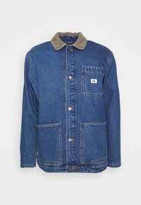 Denim jack met een corduroy kraag, blauwe kleur, knopen aan de voorkant, twee voorzakken en een klein logo-embleem op de borstzak.