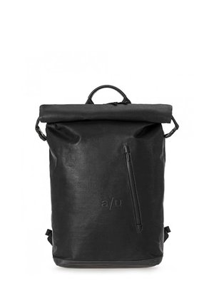 Schwarzer Rolltop-Rucksack mit vertikalem Reißverschlussfach vorne und oberem Tragegriff, minimalistisches Design mit geprägtem "a/u"-Logo.