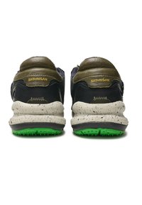 Sneaker nere e verde oliva con tomaia in pelle testurizzata, dotate di una suola intermedia bianca maculata e una suola esterna in gomma verde.