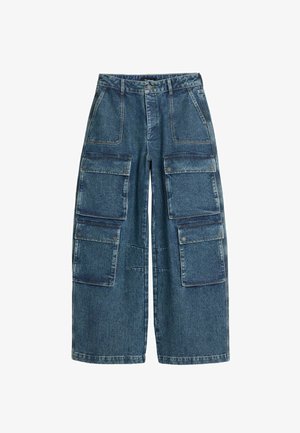 Dunkelblaue Denim-Cargo-Hosen mit weitem Bein, mehreren vorderen Taschen mit Klappen und gekettelten Säumen.