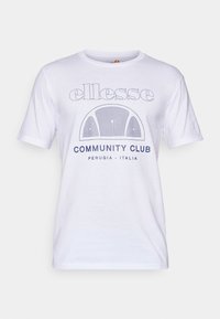 Balta medvilnės marškinėliai trumpomis rankovėmis. Yra grafiška dizaino detalė su užrašais "ellesse" ir "COMMUNITY CLUB PERUGIA - ITALIA" tamsiai mėlyna spalva.