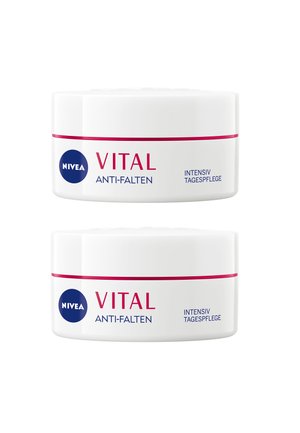 NIVEA Vital Anti-Falten-Creme-Töpfe; runde, weiße Kunststoffbehälter mit blauem Logo, pinkem Streifen und fettem Text. Zwei Töpfe übereinander gestapelt.