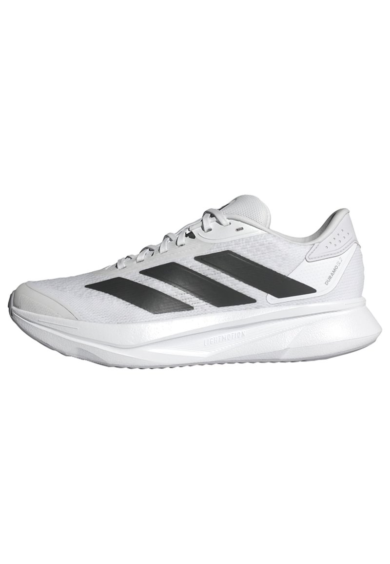 Weißer Sportschuh mit einem atmungsaktiven Mesh-Obermaterial, drei schwarzen Streifen, leichtem Sohlen und strukturierten Akzenten an der Ferse zur Unterstützung.