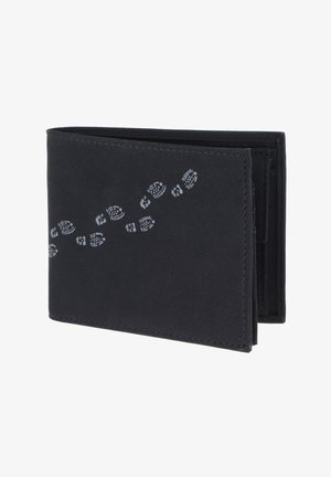 Portefeuille noir bi-pli avec un motif diagonal d'empreinte de botte grise sur le devant, montré partiellement ouvert sur fond blanc.