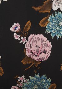 Blommönstrad tyg med stora rosa pioner, ljusblå blommor och små vita blommor, mot en svart bakgrund med bruna blad.