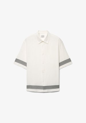 Weißes kurzärmeliges Hemd mit Knöpfen, schwarzen gestreiften Bändern an Ärmeln und Saum, mit klassischem Kragen und lässiger Passform.