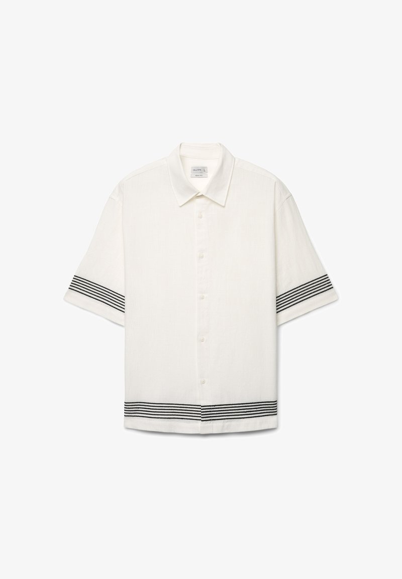 Weißes kurzärmeliges Hemd mit Knöpfen, schwarzen gestreiften Bändern an Ärmeln und Saum, mit klassischem Kragen und lässiger Passform.