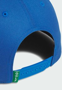 Blaue Baseballmütze aus strukturiertem Stoff, gebogener Schirm, verstellbarer Kunststoffriemen und ein grünes Etikett mit "GLF" und Logo der Marke.