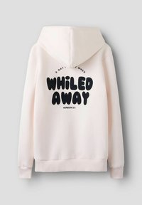 Sweat à capuche rose clair avec un texte noir au dos indiquant "Une journée que j'ai perdue en flânant version 2.0" et une coupe décontractée avec capuche.