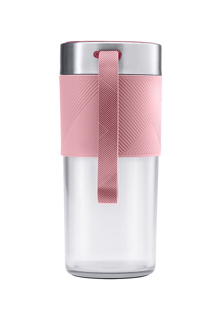Klarer zylindrischer Glaskrug mit einem rosa strukturierten Silikongriff und Riemen, gekrönt mit einem Edelstahldeckel vor einem weißen Hintergrund.