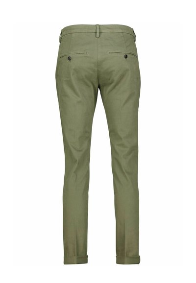 Pantaloni verde oliva a gamba dritta con una texture liscia. Presentano due tasche posteriori con chiusura a bottone e risvolti alle caviglie.