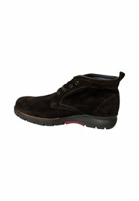 Botín de ante marrón oscuro con textura suave, puntera redondeada, cierre de cordones con cuatro ojetes y suela de goma con acento rosa.