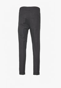 Černé, slim-fit kalhoty s texturovanou tkaninou, s plochým pasem, dvěma zadními kapsami a zúženými nohavicemi končícími v manžetě.
