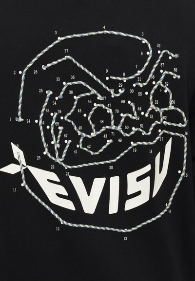 T-shirt noir avec un graphisme blanc présentant des contours numérotés d'un design et le mot "EVISU" en lettres majuscules. Détails texturés en forme de corde en bleu et blanc.