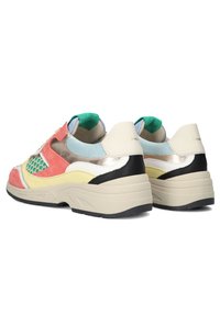 Multicolor sneakers gemaakt van leer en mesh materialen, benadrukt door roze, geel, groen en metallic accenten. Dikke zool in beige.