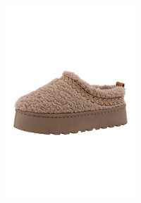 Beige instapschoen met een textuurachtige, fuzzy bovenkant, een dikke platformzool en een decoratieve gele stiksels langs de rand.