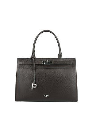 Schwarze, strukturierte Lederhandtasche mit zwei Griffen, silberner Verschluss und einem hängenden silbernen Buchstaben P-Anhänger auf weißem Hintergrund.