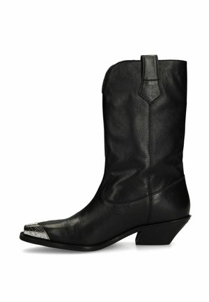 Zwarte leren cowboylaars met een lage, schuin aflopende hak en zilveren metalen neuskap, zijaanzicht tegen een witte achtergrond.