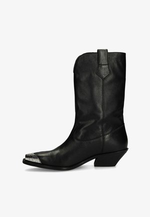 Zwarte leren cowboylaars met een lage, schuin aflopende hak en zilveren metalen neuskap, zijaanzicht tegen een witte achtergrond.