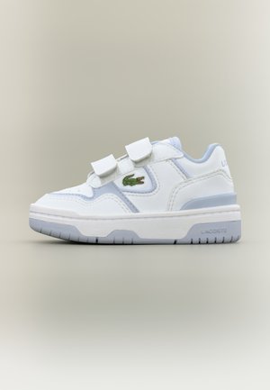 Baltos ir šviesiai pilkos spalvos „Lacoste“ sportiniai batai su dviem lipniomis juostelėmis ir žaliu krokodilo logotipu šone.