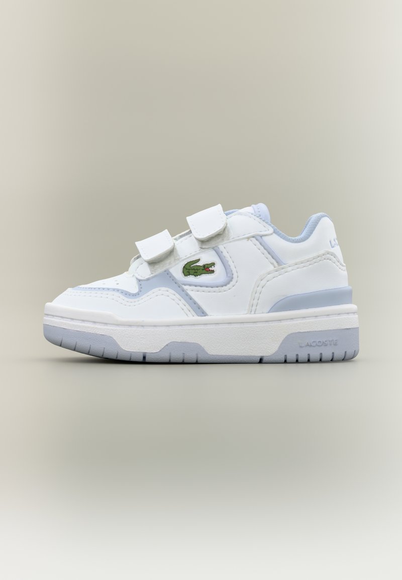 Hvit og lys grå Lacoste-sneaker med to borrelåsremmer og en grønn krokodillelogo på siden.