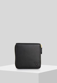 Juodas odinis piniginis su lygiu paviršiumi, auksiniu užtrauktuku ir įspaustu logotipu. Kompaktiška stačiakampė forma su siuvinėtu dekoru aplink kraštus.