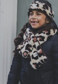 Een sjaal en haarband set van faux bont met een luipaardmotief in crème, bruin en roze tinten, gedragen over een zwarte pufferjack.