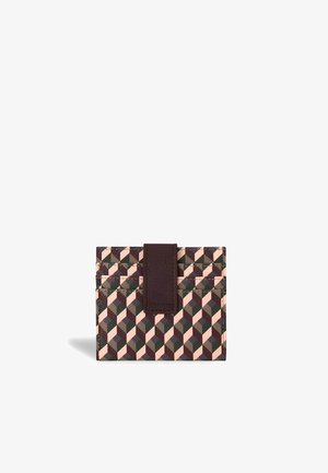 Držiak na karty z materiálu s vzorom a so geometrickými tvarmi v krémovej, zelenej a hnedej farbe. Obsahuje hnedú koženú akcentovú pásku.