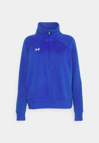 Sudadera de forro polar azul con cremallera de cuarto, hecha de tela suave, con un cuello alto, puños acanalados y un pequeño logo blanco en el pecho.