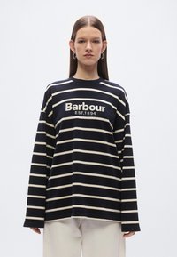 Donkerblauw en crèmekleurig gestreept shirt met lange mouwen, voorzien van een ronde hals en het geborduurde "Barbour EST.1894" logo aan de voorkant. Zachte stoftextuur.