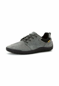 Graue Freizeitschuhe aus strukturiertem Wildleder mit einer schwarzen Gummisohle, ausgestattet mit Perforationen und kontrastierenden Schnürsenkeln, die für Komfort konzipiert sind.
