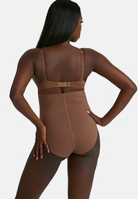 Brauner Shapewear-Body mit verstellbaren Tr�ägern, glatter Textur und Haken- und Ösenverschluss hinten. Verfügt über konturierte Nähte zur Formvervollständigung.
