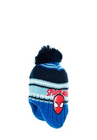 Dzianinowa czapka w kolorze niebieskim i granatowym, z jasnoniebieskimi paskami, posiada czarny pompon oraz logo Spider-Mana z przodu. Zawiera klapki na uszy.