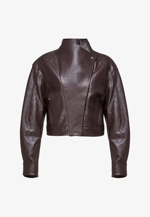 Tmavě hnědá kožená krátká bunda s asymetrickým vysokým límcem a dlouhými rukávy, vybavená patentními knoflíky a šitím s panely.