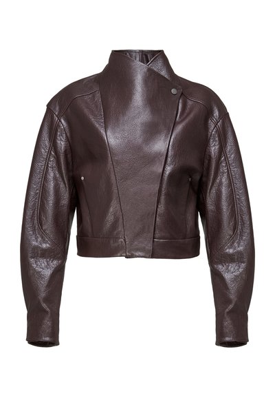 Sötétbarna bőr rövidített dzseki aszimmetrikus magas gallérral és hosszú ujjakkal, patentos gombzáródással és panelvarrással.