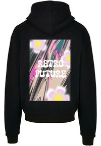 Juoda bliuzono su ryškiu grafiniu spaudiniu, kuriame yra tekstas "RETRO FUTURE", apsuptu pastelinių gėlių ir abstrakčių raštų.