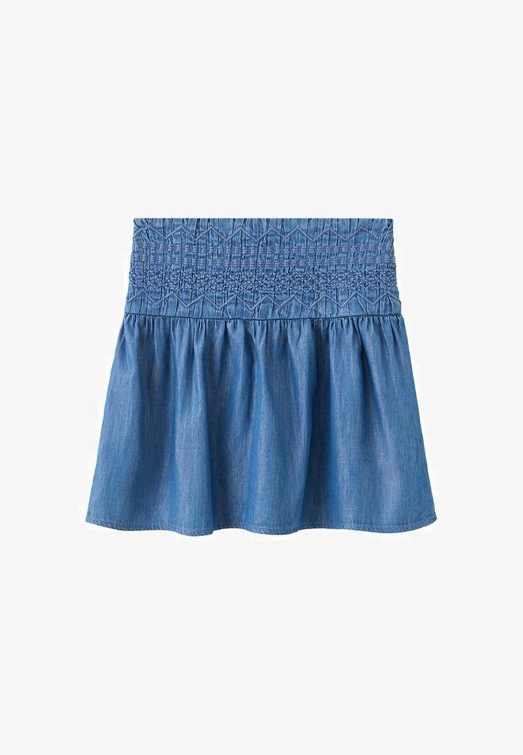 Blå denim mini nederdel med elastisk smocket taljebånd og sammenrynket stof under taljen for en udvidet silhuet.