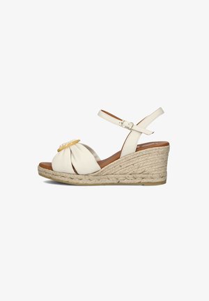 Keilabsatzsandalen mit einem cremefarbenen synthetischen Obermaterial, geknotetem Design, einem runden dekorativen Akzent und einem mit Jute umwickelten Absatz. Verstellbarer Knöchelriemen.