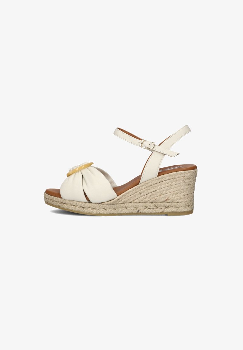 Keilabsatzsandalen mit einem cremefarbenen synthetischen Obermaterial, geknotetem Design, einem runden dekorativen Akzent und einem mit Jute umwickelten Absatz. Verstellbarer Knöchelriemen.