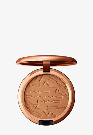 Compacte bronzer make-up met geperste merknaam, open roségouden doosje en warme bruine poeder binnenin.